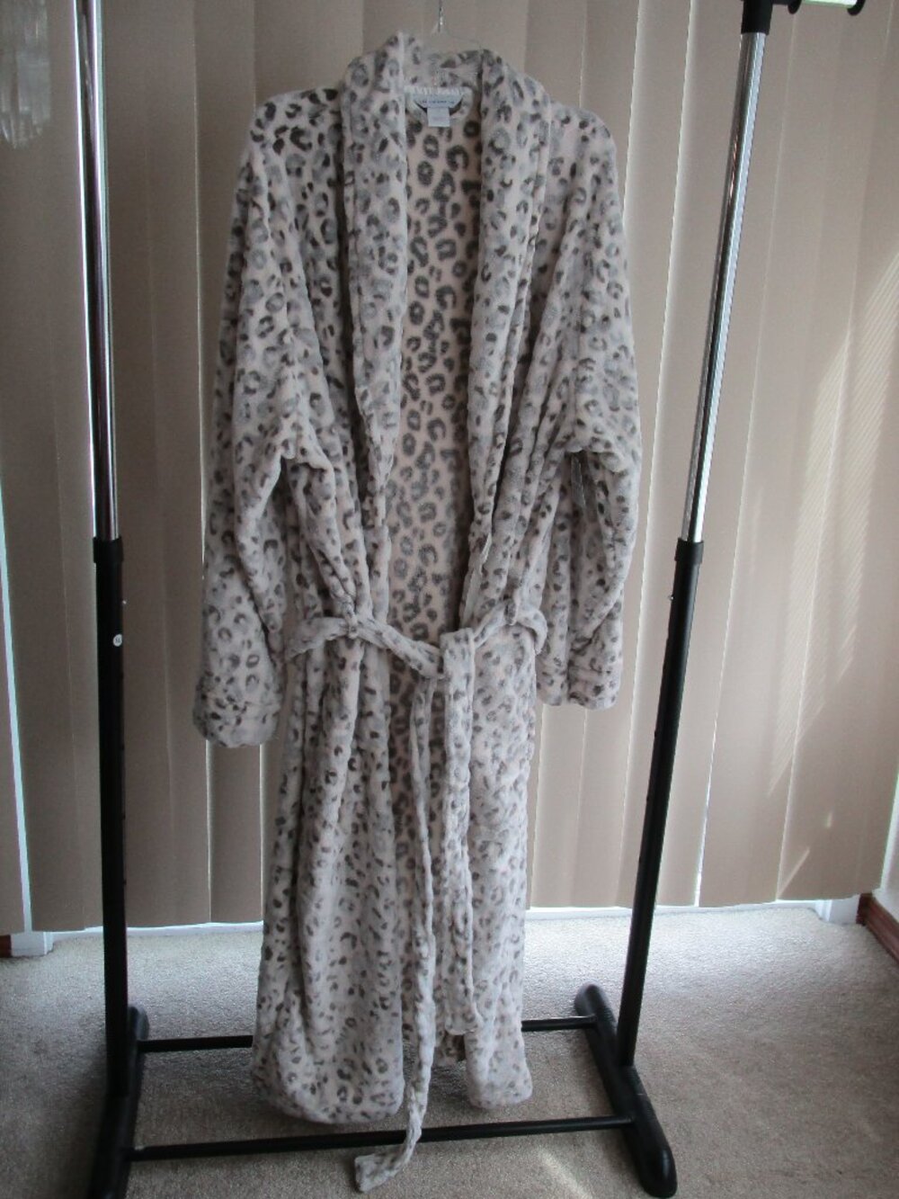 Liz Claiborne Plush Long Robe woman 3X - leopard print ivory/gray
